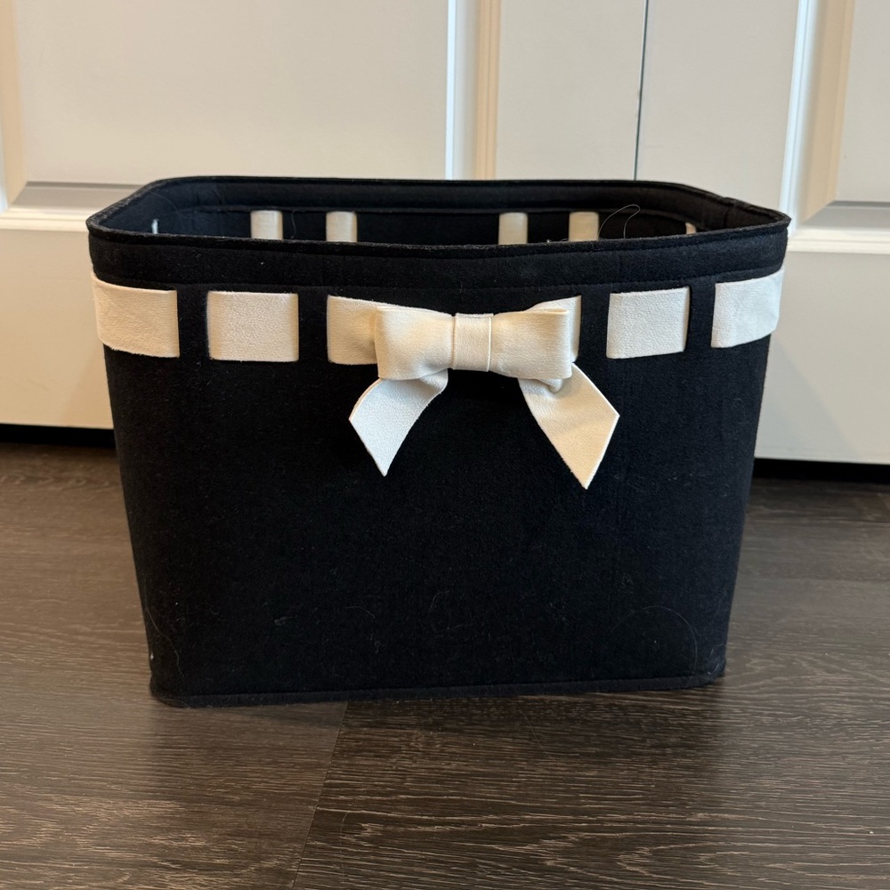 Felt bow basket